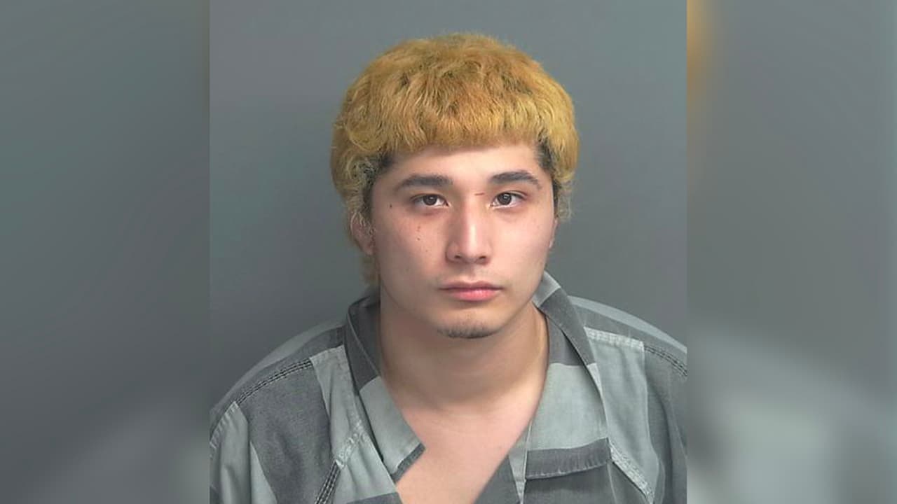 Derek Calvin Moorman, de 22 años, se le busca por acusaciones de abuso sexual.