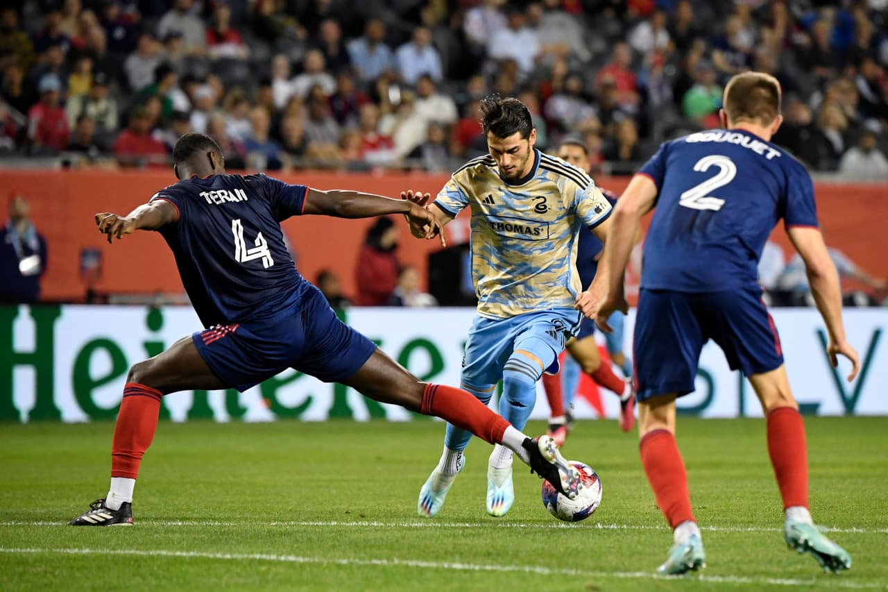 ¡Julián Carranza on fire! De verdugo del Atlas a salvador de Philly en Chicago