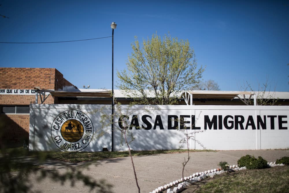 La Casa del Migrante, en Ciudad Juárez, es una comunidad católica que recibe migrantes y deportados en sus caminos, ya sea hacía el norte o el sur. En el 2016 este albergue atendió a 4,895 migrantes.