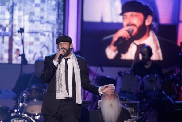 Caetano Veloso no podría sentirse más apoyado y consentido por los cantantes latinos.