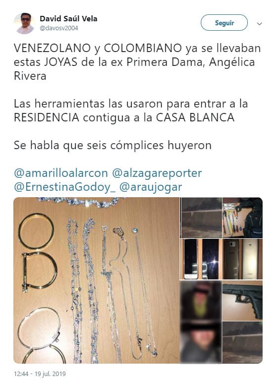 Las autoridades refieren a que los objetos recuperados eran 
<b>"dos teléfonos celulares y diversa joyería"</b>. Por su parte, David Saúl Vela, que se identifica en Twitter como reportero del diario El Financiero, publicó 
<b><a href="https://twitter.com/davosv2004/status/1152288042142617600?s=21" target="_blank">esta imagen</a></b> de la joyería a la que hace alusión las autoridades: 
<b>un collar, cinco cadenas y cuatro pulseras</b>. La foto también fue publicada por diversos medios, como 
<b><a href="https://www.eluniversal.com.mx/metropoli/cdmx/los-objetos-robados-y-recuperados-de-la-casa-de-angelica-rivera" target="_blank">El Universal</a></b> y 
<b><a href="https://www.reforma.com/caen-2-por-intento-de-robo-en-casa-de-rivera/ar1726601?v=24" target="_blank">Reforma</a></b>. 
<br>