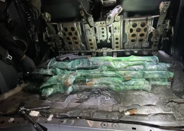 Debajo del asiento trasero del vehículo se localizó un hueco.