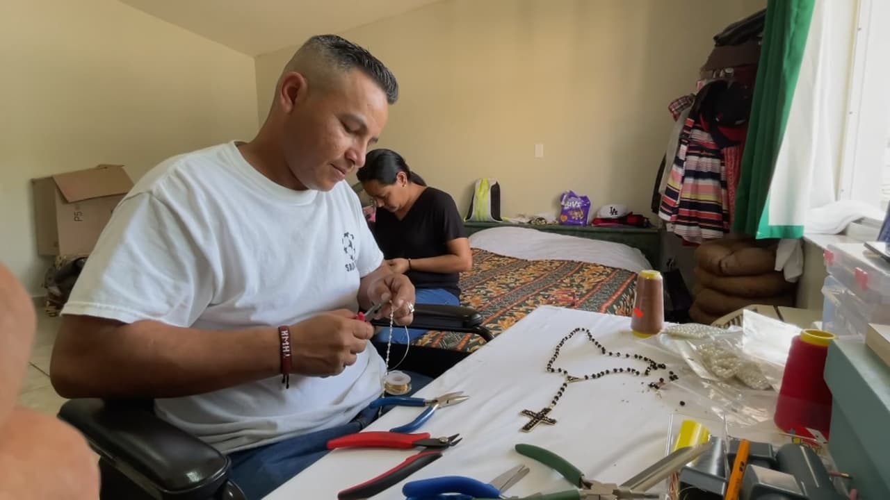 Llegaron a Miami, donde la Fundación Hermanos en la Calle les brindó refugio y apoyo para retomar sus habilidades artesanales, pues 
<b>en Venezuela tuvieron una fábrica de piñatas y hacen múltiples trabajos manuales</b>, que quieren retomar para salir adelante y rehacer sus vidas.