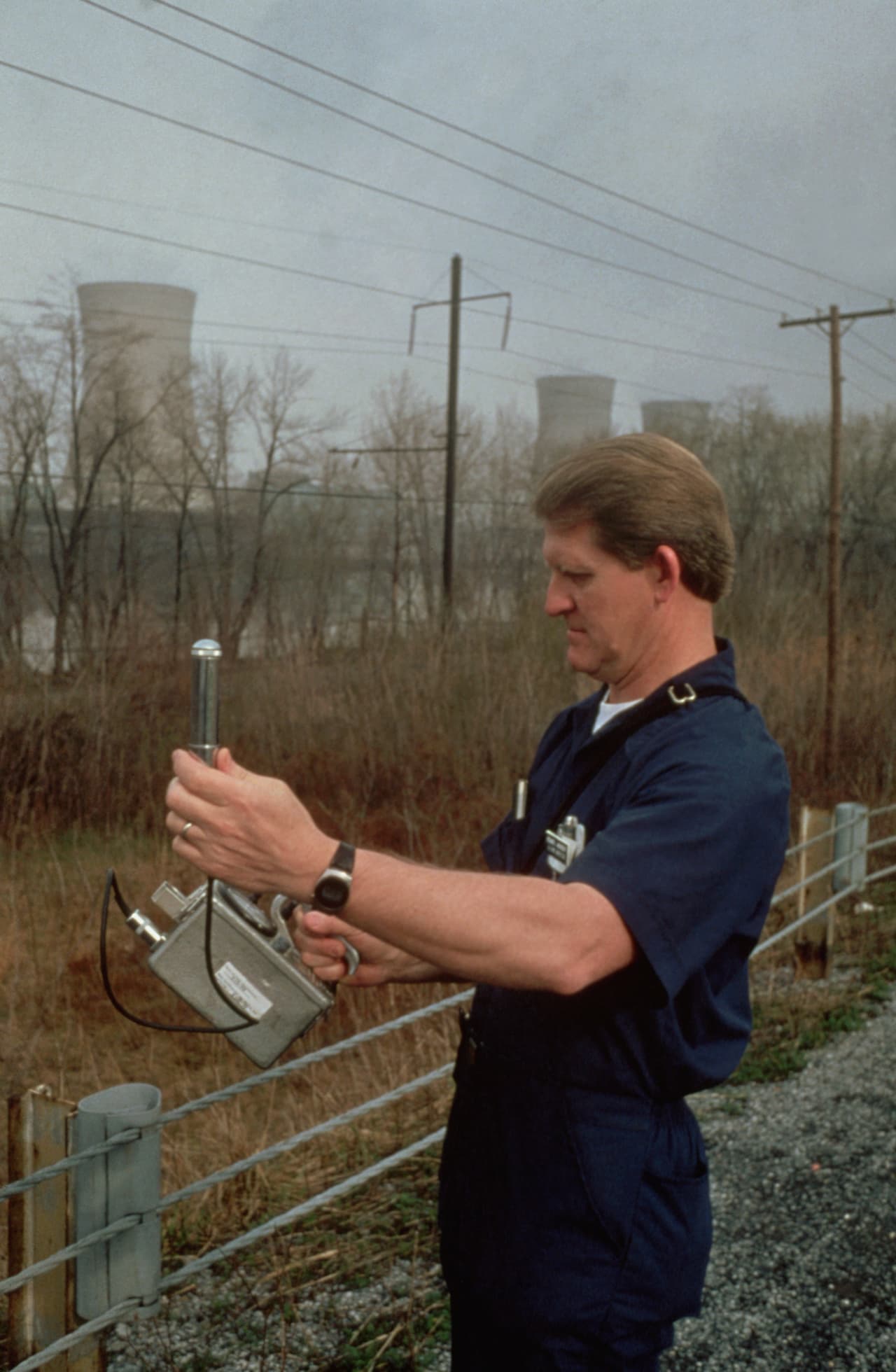Un funcionario gubernamental midiendo la cantidad de radiación fuera de la planta el 28 de marzo de 1979. Un estudio realizado por Escuela de Salud Pública de la Universidad de Pittsburgh, y citado por la revista Forbes, rastreó a 32,135 personas que vivían a cinco millas de la planta cuando ocurrió el accidente. Los investigadores concluyeron que “la radioactividad liberada durante el accidente nuclear no parece haber causado un aumento general en las muertes por cáncer entre los residentes de esa área durante el período de seguimiento, 1979 a 1998 ".