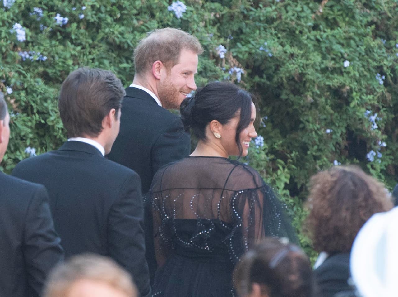 La pareja también viajó en vuelo comercial a Roma para asistir a la 
<b><a href="https://www.univision.com/famosos/el-principe-harry-y-meghan-markle-se-alojaron-en-un-exclusivo-hotel-en-roma-que-cuesta-1-496-dolares-la-noche-fotos" target="_blank">boda de la amiga de Markle</a></b>, Misha Nonoo, celebrada el viernes 20 de septiembre. Antes, el 2 de septiembre, el príncipe Harry se trasladó por su cuenta 
<b><a href="https://www.univision.com/famosos/el-principe-harry-viajo-sin-su-hijo-archie-y-admite-que-paso-la-mejor-noche-en-4-meses-fotos" target="_blank">a Ámsterdam en avión comercial</a></b> para asistir a un evento oficial.