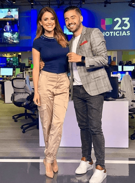 Fue en los primeros días de mayo que reanudó sus actividades como presentadora de noticias en Univision a lado de su compañero Borja Voces. “Les cuento que tengo el corazón encogido y sentimientos encontrados. Por un lado, triste de dejar a mi bebé en casa mientras trabajo, pero por otro, bendecida de poder ejercer la profesión que tanto me apasiona”, señaló Carolina un día antes de su primer día de trabajo.
<br>