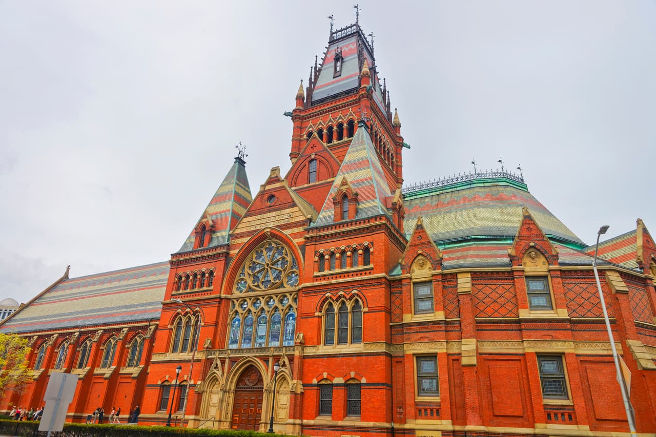 <b>Harvard University</b>
<br>
<br>Posición: 1
<br>País: Estados Unidos
<br>Ciudad: Cambridge, Massachusetts
<br>Puntuación global: 100
<br>
<br>Matrícula y gastos promedio por año:
<br>Residente del estado: $63,025
<br>Fuera del estado: Igual