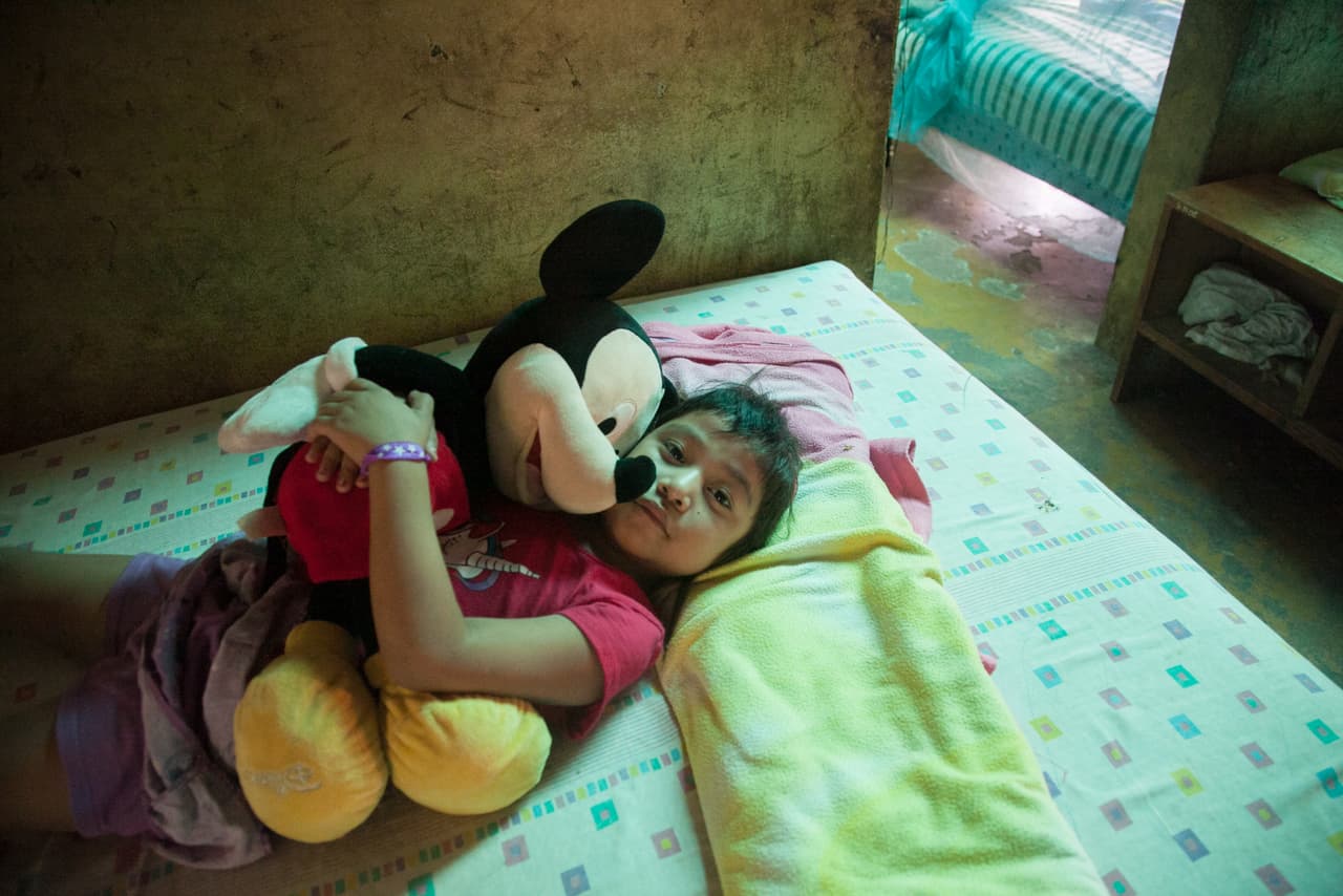 Además de no reconocer a algunos compañeros y miembros de su familia y de tener la mirada perdida en ocasiones, Adayanci llora más de lo habitual y se muestra más rebelde de antes de su partida. Sus padres aseguran que se despierta por la noche, a menudo en medio de pesadillas, y, aunque ha vuelto a la escuela, a veces sale antes de la hora. Los especialistas que vieron a la niña en Michigan atribuyen esos comportamientos al trauma de la separación. De no ser tratada adecuadamente, los psicólogos advierten que podría tener secuelas para toda la vida.