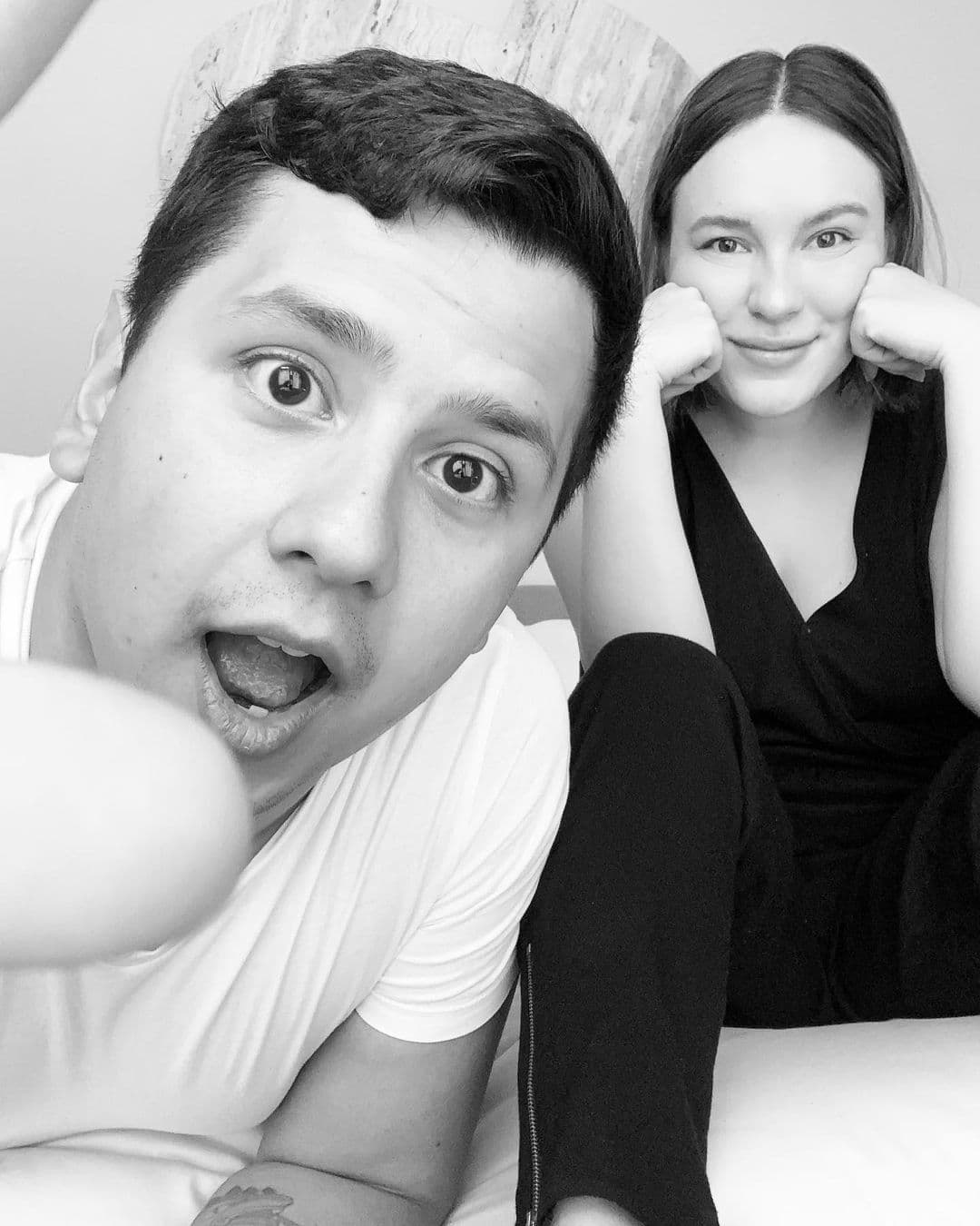 “Felices ocho años a nosotros, que hemos disfrutado cada segundo, cada risa, la lloradera, los abrazos que te resetean, el apoyo, el amor, las regañadas, los silencios”, compartió Kimi.