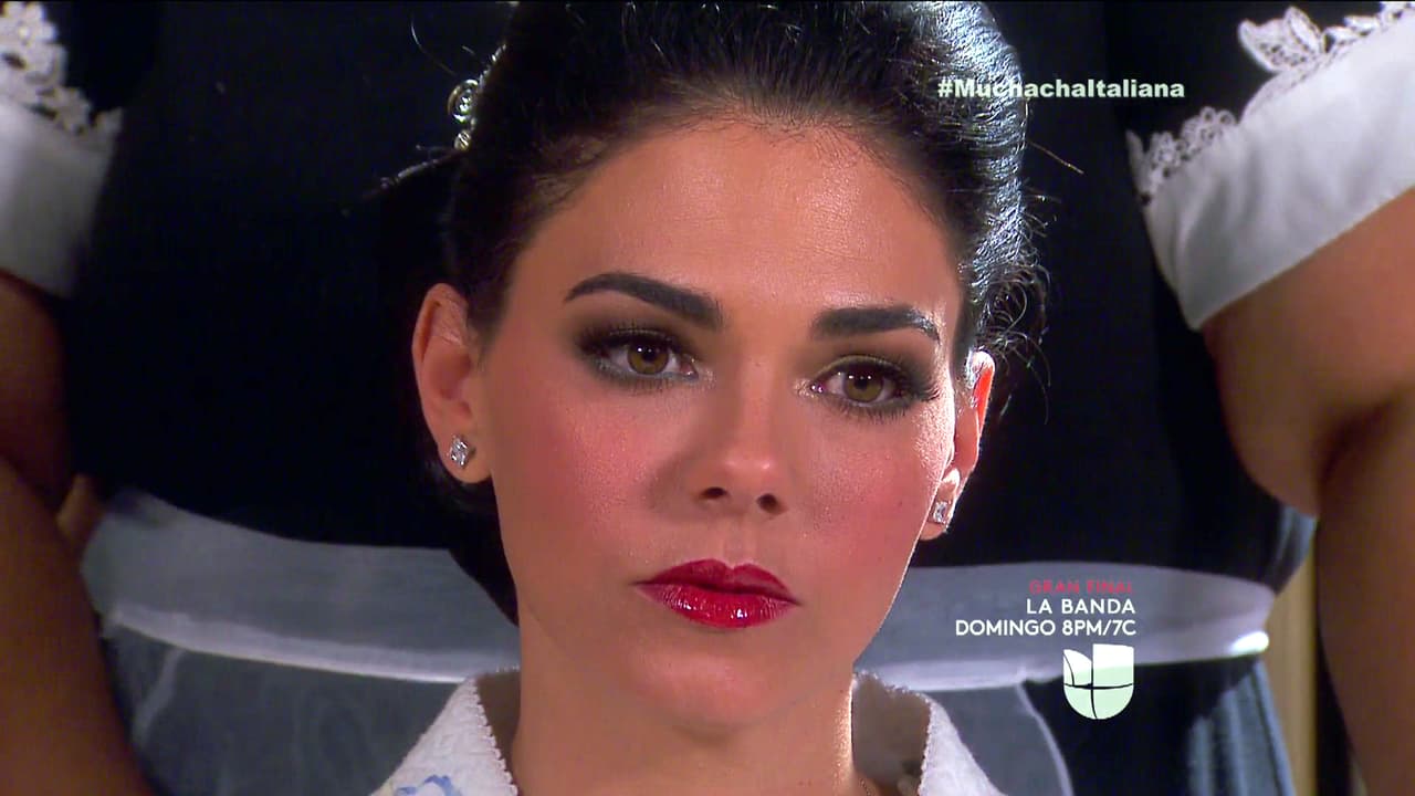 En Muchacha Italiana Viene a Casarse, Fiorella está en los últimos preparativos para su boda con Vittorio, pero no puede ocultar su tristeza. ¿Se arrepentirá de casarse?