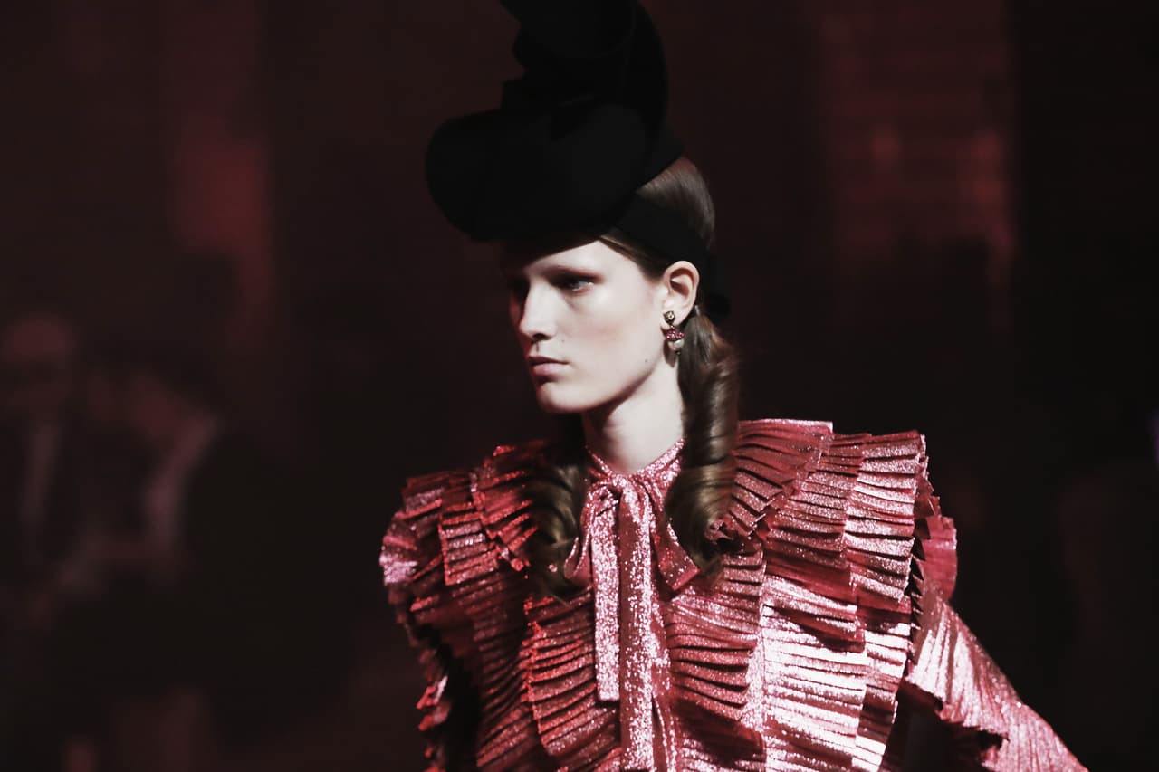 Para las que esta tendencia las toma por sorpresa, pueden simplemente hacerse a un lazo de colores vibrantes o uno básico negro y anudarlo alrededor del cuello de una camisa blanca o negra y conseguir así ese costoso look que Gucci logró colar hasta en los asuntos de la política.