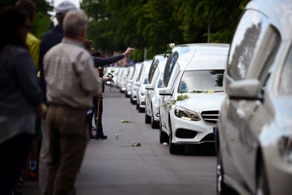 Un total de 16 carrozas fúnebres desfilaron a la entrada del pueblo.