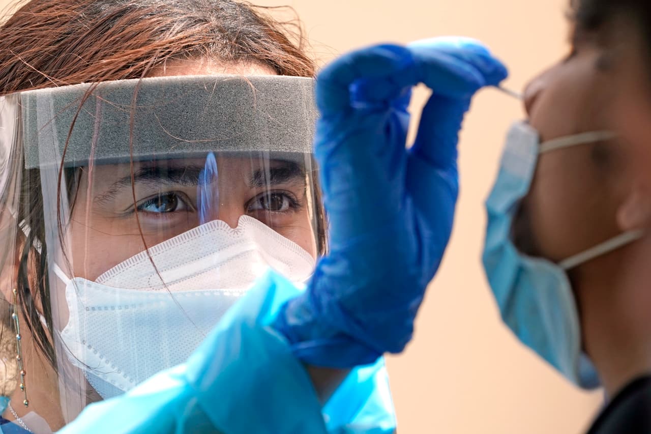 El plan del estado designa un segundo nivel que incluye a miembros del personal en clínicas, salas de emergencia independientes, 
<b>farmacias y funerarias; enfermeras escolares</b>; y personas que están directamente involucradas en la administración de vacunas y pruebas de covid-19.
<br>
<br>