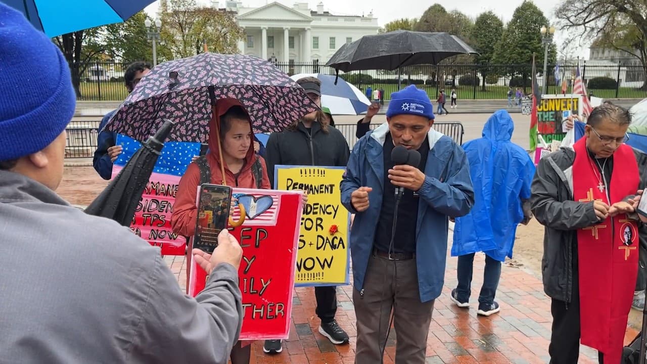 Beneficiarios de TPS celebran frente a la Casa Blanca la extensión del programa hasta junio de 2024