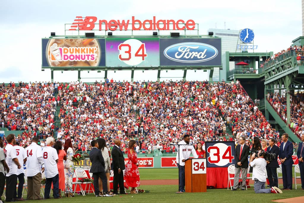 David Ortiz durante la ceremonia en la que los Red Sox retiraron su número.