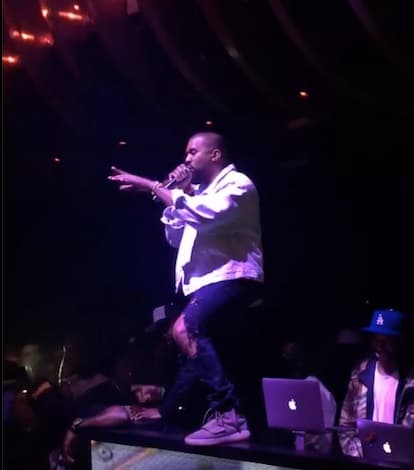 El 'listening party' fue a las afueras de su estudio y alrededor de una fogata, un giro de 180 grados a la presentación de su disco anterior, 'The Life of Pablo', que se llevó a cabo en el Madison Square Garden, en Nueva York.
