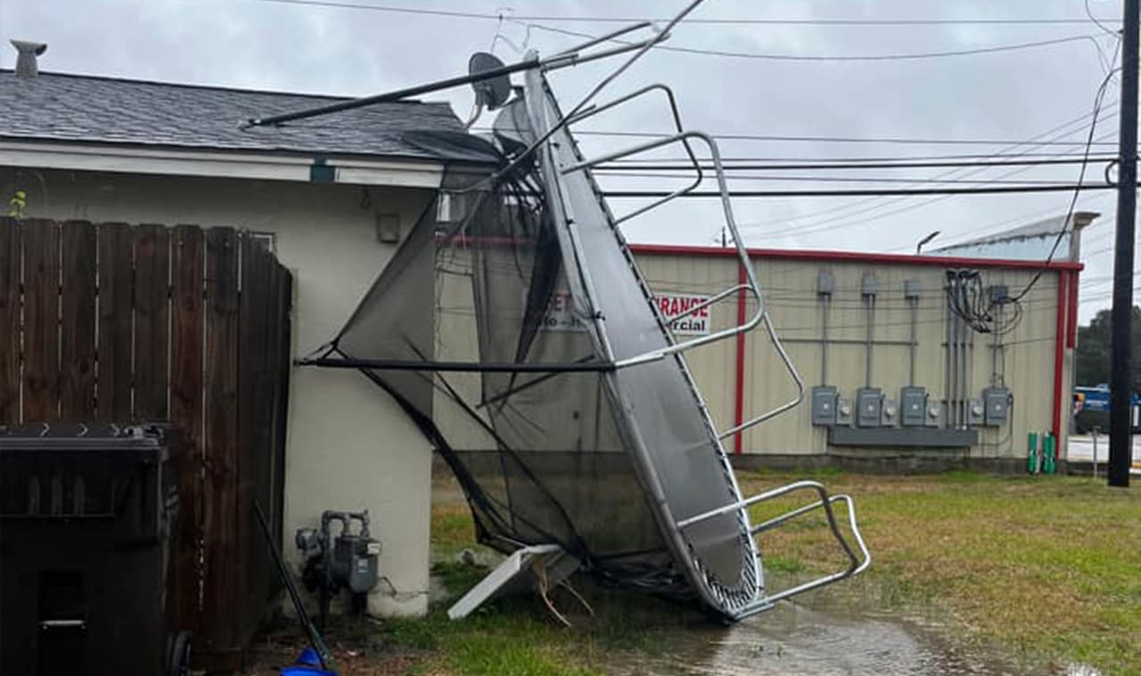 Las autoridades recomiendan buscar un sótano o habitación sin ventanas, como un pasillo, en caso de un tornado.