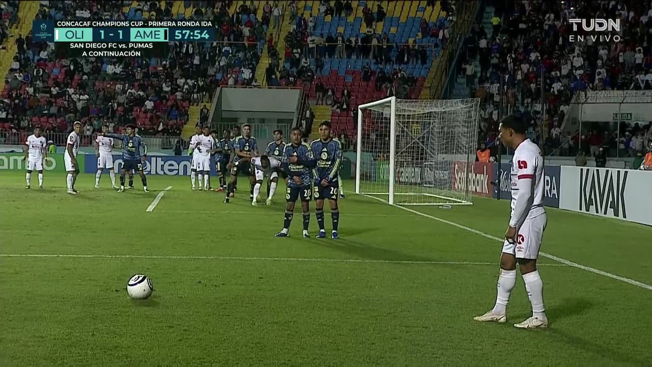 ¡TIRO ATAJADO! disparo por Carlos Sánchez.