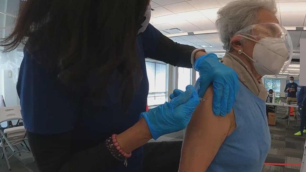 Residentes de Atlanta ya comienzan a recibir la dosis de refuerzo de la vacuna contra el covid-19