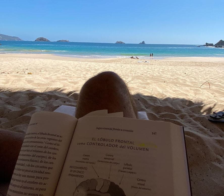 En la crónica visual que el actor y cantante ha compartido en su 
<b><a href="https://www.instagram.com/capetillo_eduardo/" target="_blank">cuenta de Instagram</a></b>, reveló tener un momento de debilidad ante una mujer. 
<br>