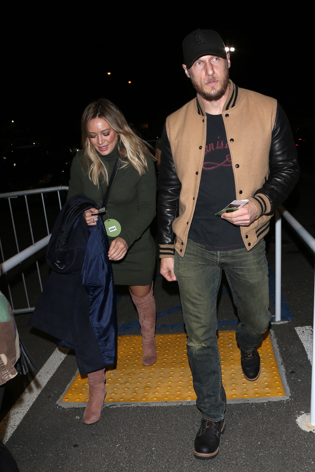 Caminaron juntos, pero sin tomarse de la mano.