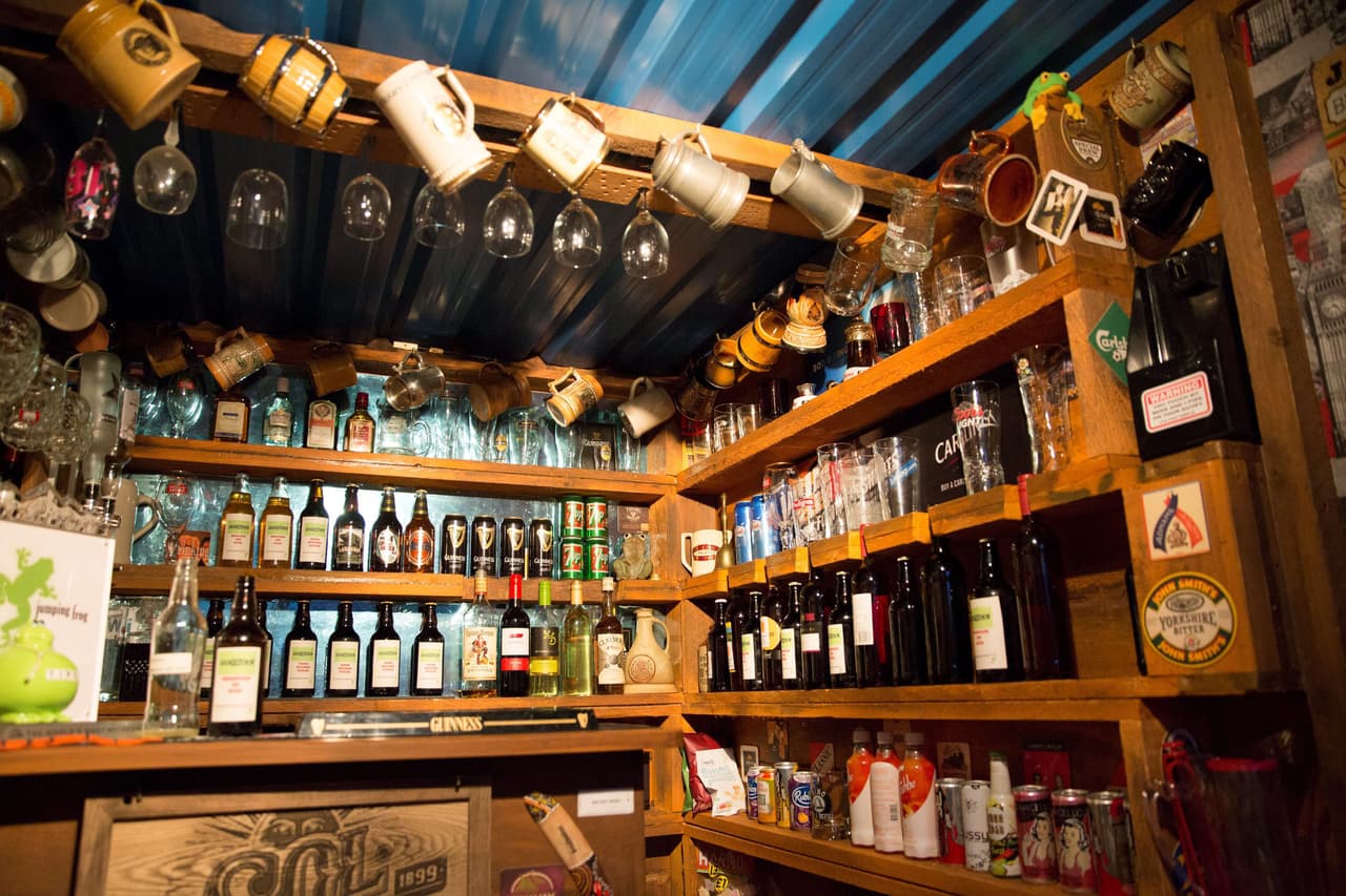 El bar cuenta con tan sólo un espacio de 15ft (4.6m) de largo y 6ft (1.8m) de ancho.