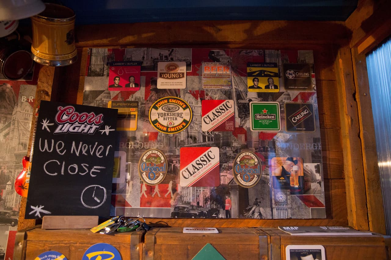 En su pizarra, ellos escriben las cosas más divertidas que se les ocurren mientras platican.