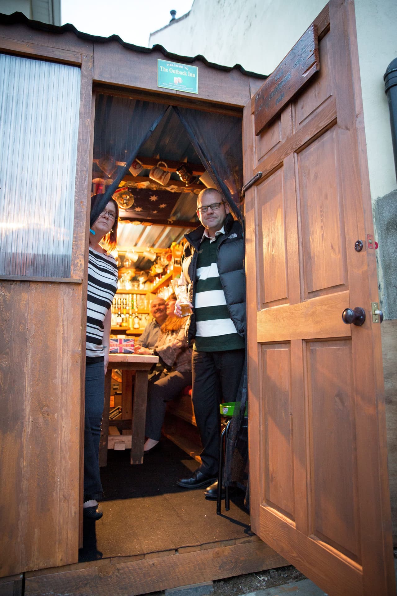 ¡Bienvenido! ¿Te aparece un trago?