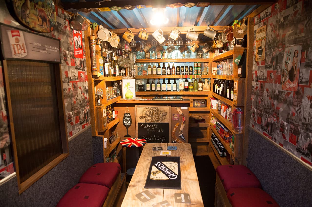 La decoración está hecha a partir de cachivaches en venta en eBay y partes de carro que a Kevin y Rob les encanta.