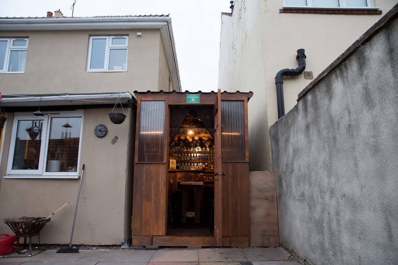 En cuanto al alcohol y la comida, las dos parejas se encargaron de llenar el mini pub de cervezas, vinos, sidras y demás.