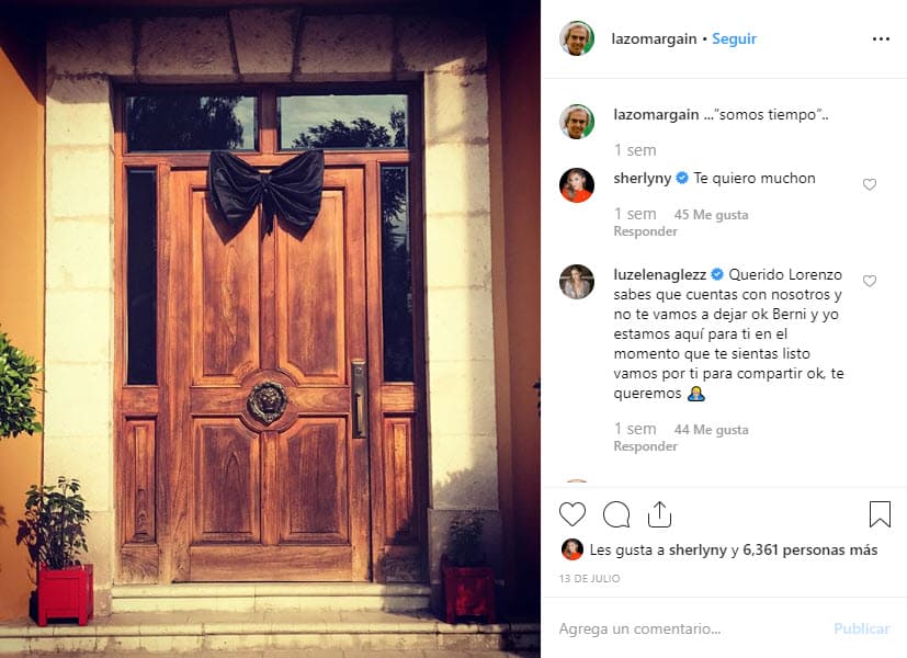 El 13 de julio pasado, cuando se cumplía un mes de la muerte, Lorenzo Lazo y la familia de la actriz acudieron a 
<b><a href="https://www.univision.com/famosos/en-familia-y-con-una-misa-recuerdan-a-la-actriz-edith-gonzalez-a-un-mes-de-su-muerte-fotos" target="_blank">una misa</a></b>. En esa ocasión, el economista de 65 años publicó esta foto de la puerta del hogar que durante casi 10 años compartió con Edith y sobre la cual se observaba el lazo que representa el luto. Junto a esta imagen, Lorenzo
<b> </b>Lazo escribió
<b>: "Somos tiempo"</b>.