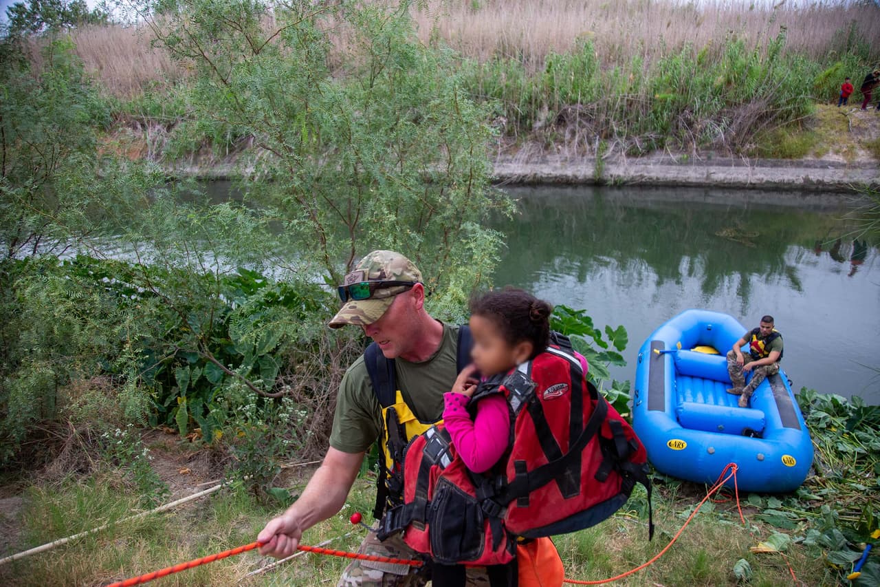 Los agentes de la Patrulla Fronteriza rescataron a 11 personas de Honduras y El Salvador, incluidos cinco niños, después de que el grupo intentara cruzar el río Grande al sur de Del Río.