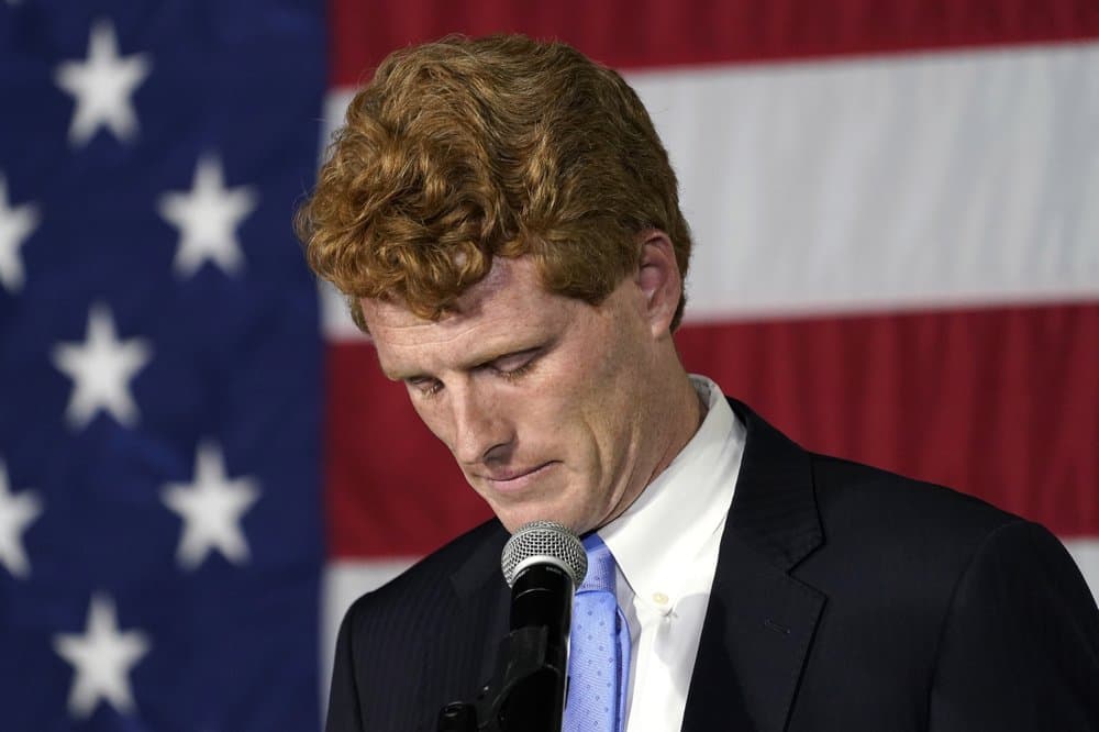El representante Joe Kennedy III admite la derrota en un breve discurso ante sus seguidores.