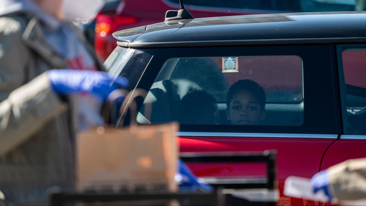 En Florida es ilegal dejar a un niño menor de 6 años desatendido o sin supervisión en un vehículo por más de 15 minutos, ya que esto puede poner en riesgo la salud de los pequeños. Quienes cometan estos actos podrían enfrentar cargos por negligencia infantil, pagar tiempo en la cárcel y los menores serían puestos bajo la custodia del Departamento de Niños y Familias.