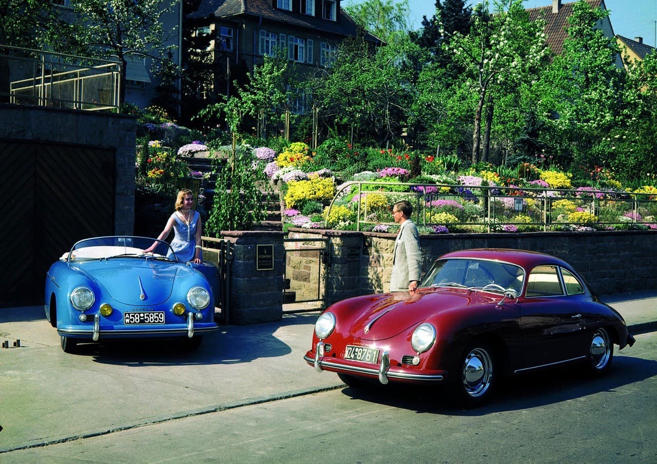 <h3 class="cms-h3-H3">22. Porsche 356 y 356 Speedster 1948 - 1965</h3>
<br>
<br>
<b>Diseñado por Erwin Komenda.</b>
<br>
<br>Aunque la fundación de Porsche data de 1931, no fue hasta 1948 que la compañía diseñó su primer modelo propio, el 356. Diseñado por Erwin Komenda, uno de los miembros del grupo que diseñó el Volkswagen Beetle original el cual también fue una creación de Porsche y con el cual el 356 compartía algunos componentes mecánicos, el 356 muestra ya claves de diseño como los eternos faros redondos y la ventana trasera ovalada que han persistido durante los últimos 70 años en los modelos del fabricante.