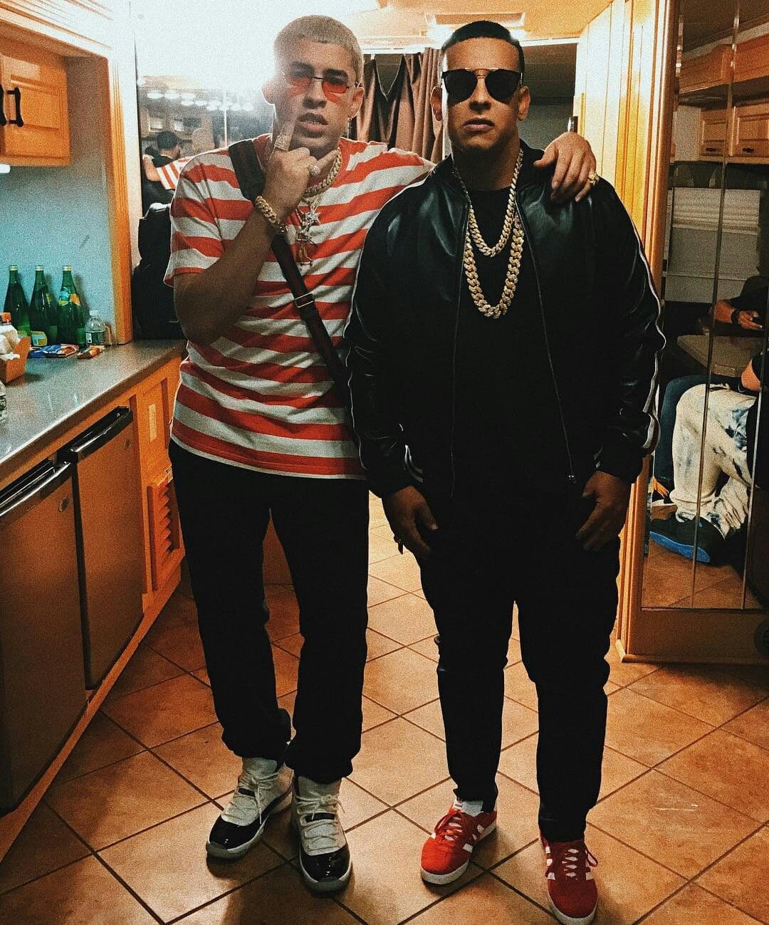 En los últimos años, muchos fans consideran que Bad Bunny era la persona correcta para llenar el vacío que dejaría Daddy Yankee una vez este se retirara. En la segunda colaboración del álbum, en la canción X Ultima Vez, ambos artistas se despiden de posibles colaboraciones. En el pasado habían participado juntos en los temas, ‘La Santa’ y ‘Como Soy’.