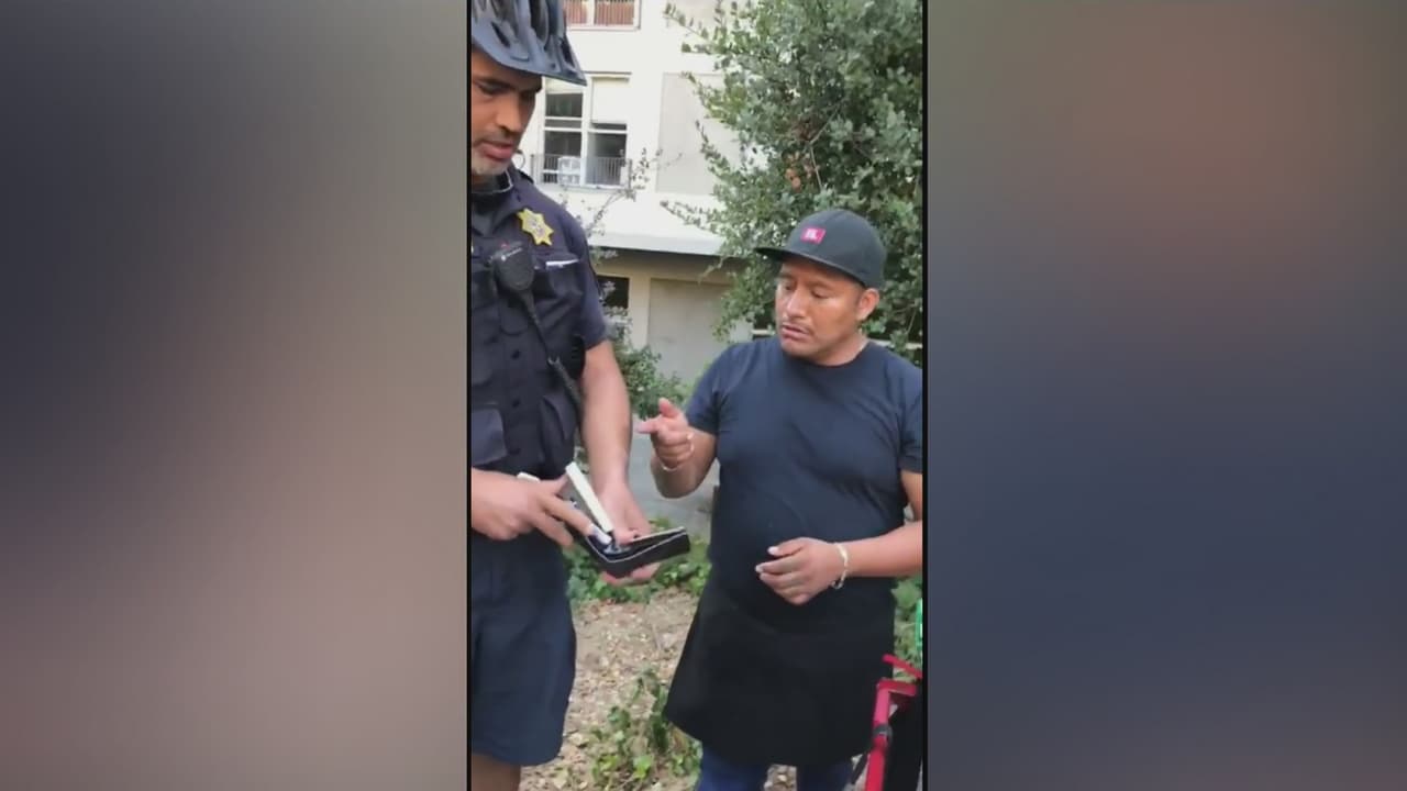 Un policía de California desata la polémica por quitarle el dinero a un vendedor ambulante