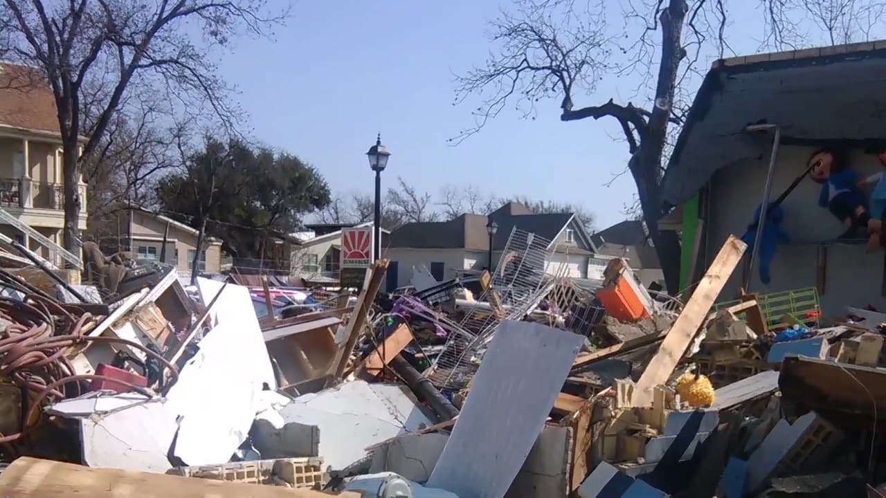 “Si no hubiéramos experimentado la demolición que fue noticia mundial, es muy posible que estemos en la misma posición que estamos hoy porque la gentrificación no siempre es algo de la noche a la mañana, sino un proceso gradual. Con el cierre de nuestra tienda, estamos siendo expulsados no por el acto vengativo de un propietario, sino por la realidad de una ciudad y un sistema que niega activamente las oportunidades para la clase trabajadora y las empresas que los atienden", publicó la familia.