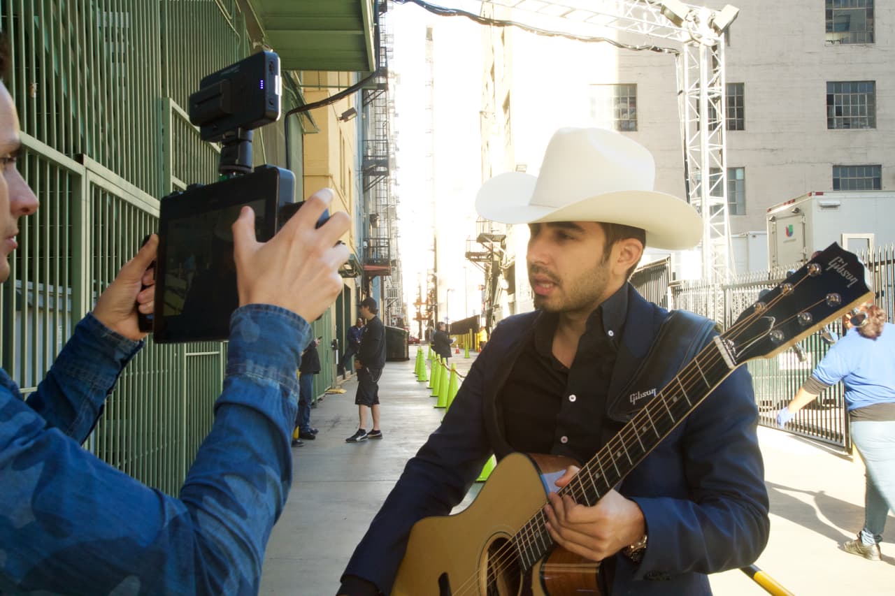 Joss Favela haciendo entrevistas antes de su presentación.