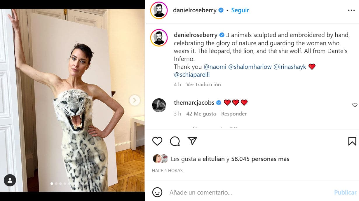 Mientras que la modelo canadiense Shalom Harlow lució un vestido en tubo con un leopardo rugiendo y atravesando el busto.