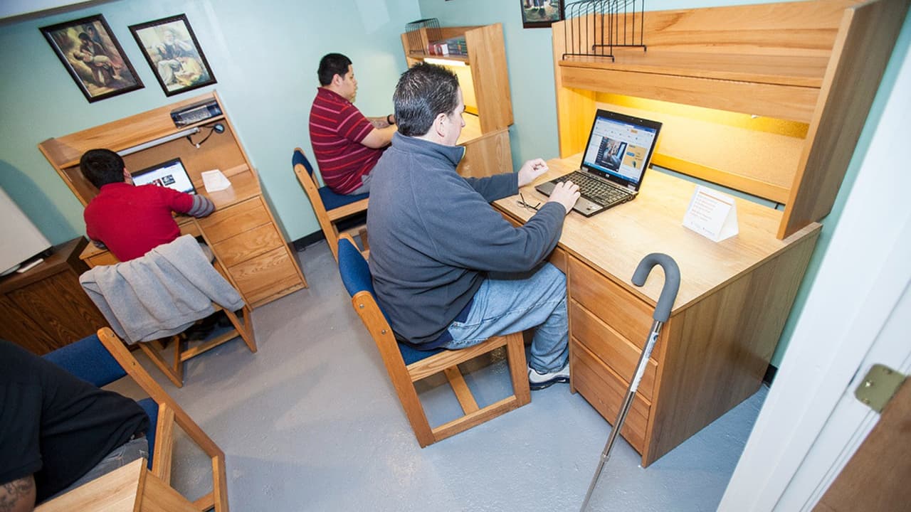 Organización latina ofrece clases gratis de computación para adultos de Queens: le contamos cómo aplicar