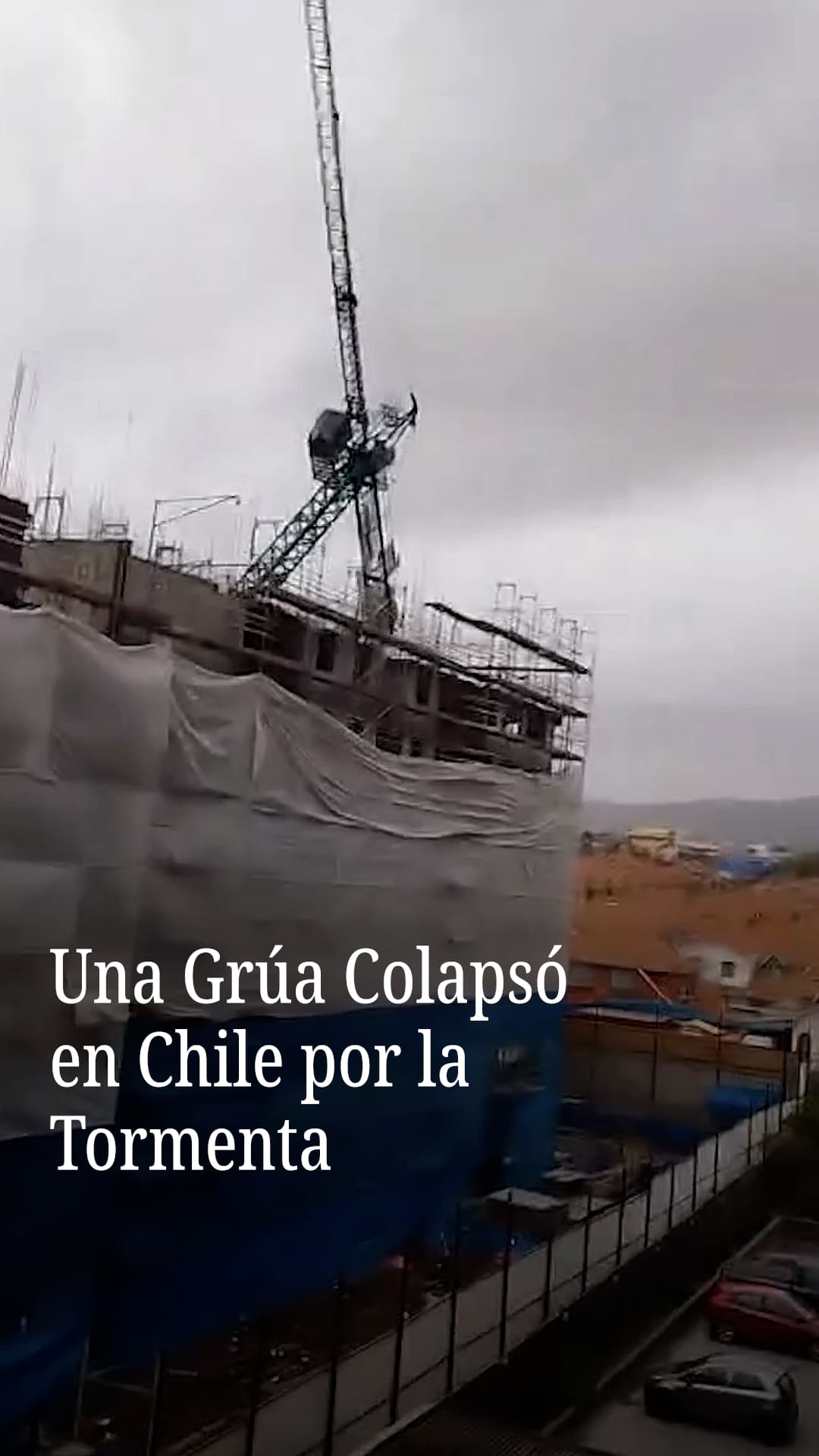 Una grúa colapsó en Chile por la tormenta