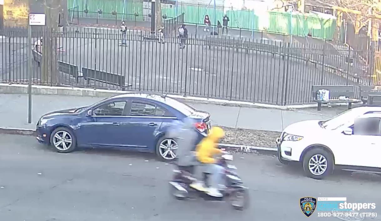 Buscan a sujetos que dispararon varias veces a un parque lleno de niños en El Bronx