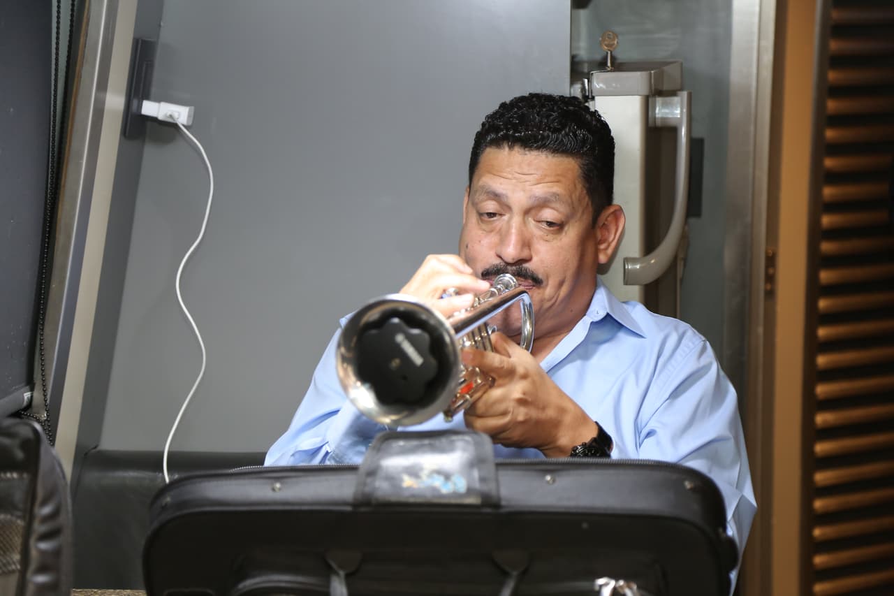 Mario Alvarado Villaseñor es uno de los trompetistas de la agrupación.