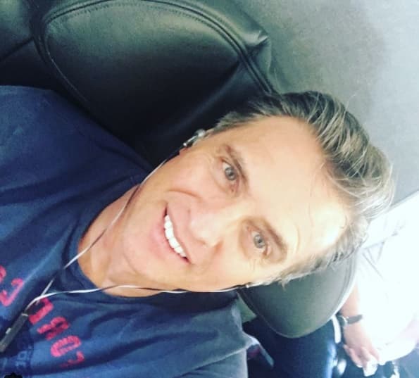 Incluso vivieron una 
<b>experiencia paranormal</b> en una carretera y creen que pudieron haber visto un OVNI.
<br>