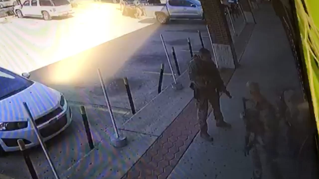 Dos de los sospechosos intentan huir, pero son arrestados.