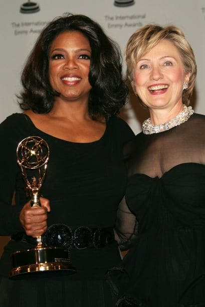 Recibiendo un premio Emmy junto a Hillary Clinton en noviembre de 2005.