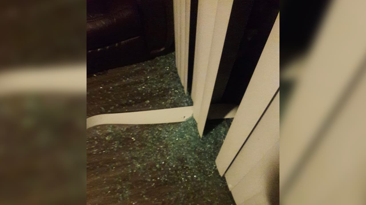 Ale España mostró en redes sociales el departamento donde habita en las calles Kempwood y Gessner donde se observan vidrios rotos cerca de una ventana.