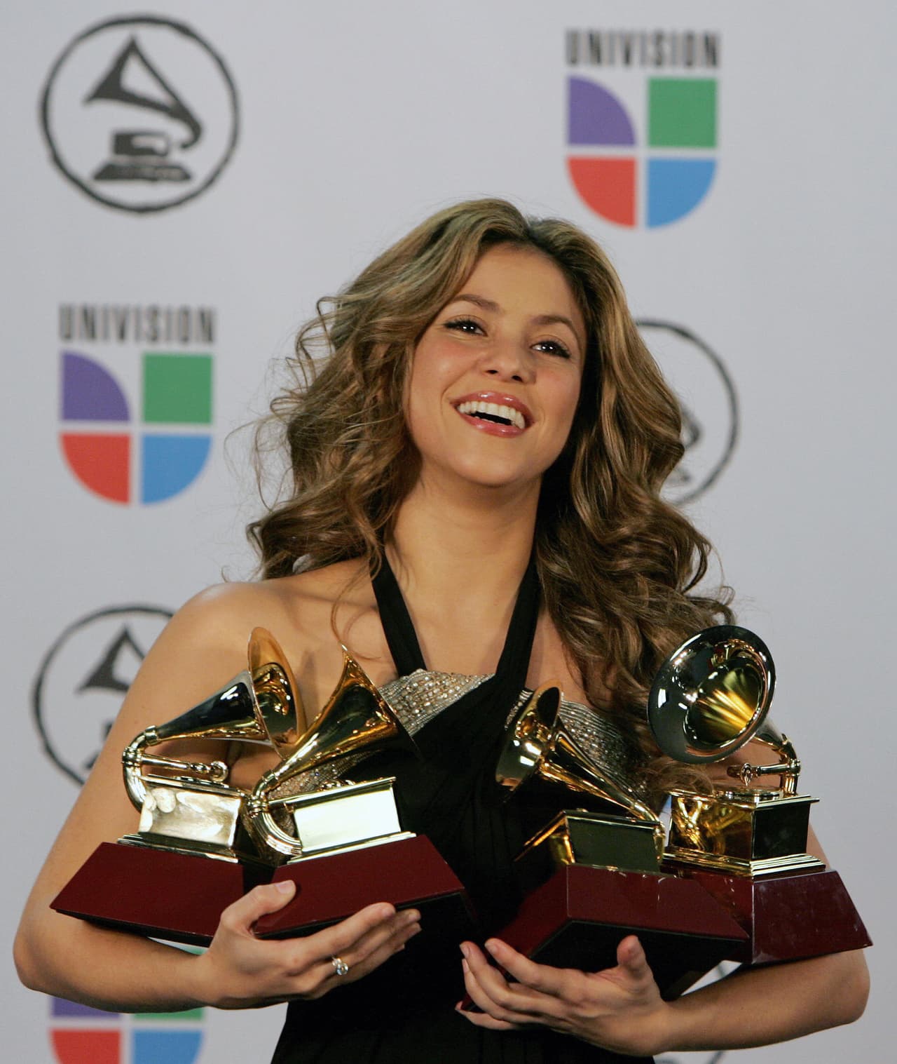 <h2><b>2006, SHAKIRA.-</b></h2>
<b> </b>Shakira se convirtió en el 2006 en la máxima ganadora de la noche al llevarse a casa cuatro Latin GRAMMY, entre ellos Álbum del Año y Mejor Álbum Vocal Pop Femenino por 'Fijación Oral Vol. 1' así como Grabación del Año y Canción del Año por 'La Tortura' junto a Alejandro Sanz.