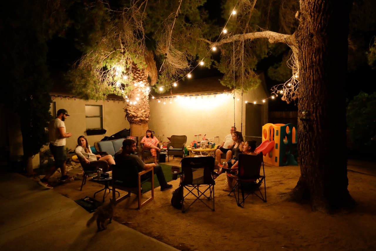 Entre tanto muchos pobladores de Ridgecrest pasaron la noche a la intemperie por temor a nuevos temblores.
<br>